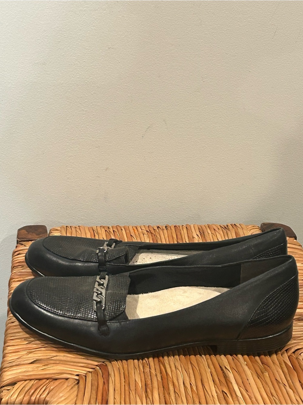 Trotters Black Leather Slip-On Loafers with Chain Accent size 9